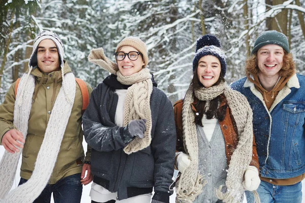 Портрет Безтурботних Молодих Людей Бігають Камери Розважаючись Зимовому Лісі Під — стокове фото