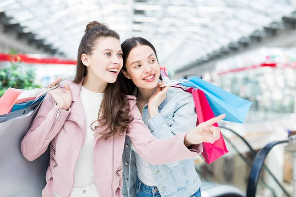 Jedna Koleżanek Wskazując Jasne Kolekcja Modnych Ubrań Zakupy Okno Centrum — Zdjęcie stockowe