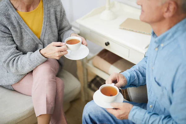 Esposas Seniores Casualwear Sentado Sala Estar Tendo Chá Ervas Conversando — Fotografia de Stock