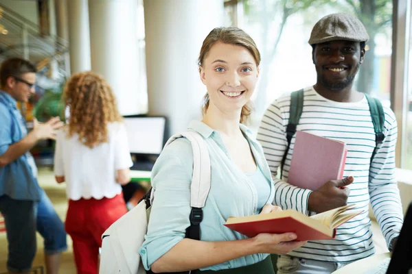 Chica Casual Inteligente Con Sonrisa Dentada Compañero Grupo Mirando Mientras — Foto de Stock