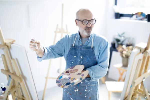 Mature Artist Apron Holding Paintbrush Palette Mixed Colors Working Process — Stock Photo, Image