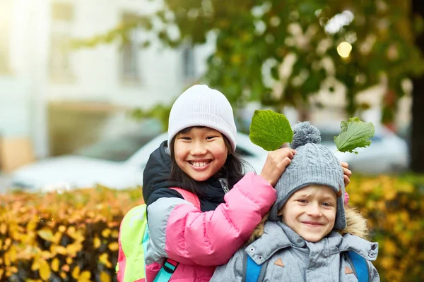 Glad Tjej Har Kul Med Sin Söta Vän Medan Håller — Stockfoto