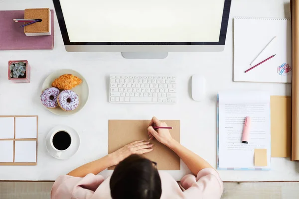 Vista Del Giovane Manager Impegnato Che Prende Appunti Sulla Carta — Foto Stock