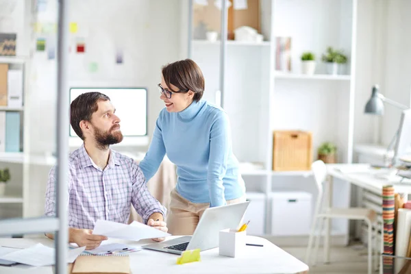 Jeune Économiste Avec Des Papiers Assis Par Bureau Pendant Conversation — Photo