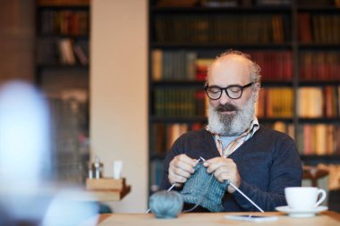 Sakallı emekli adam gündelik giysiler ve sıcak yün winterwear örgü gözlük