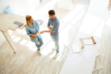 Mavi kot pantolon ve gömlek iki genç yaratıcı meslektaşları fikirlerini veya stüdyoda çalışma noktaları tartışıyor