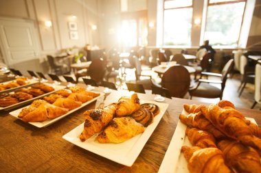 Fırın veya kafeterya tepsilerde çeşitli dolgular ile taze pasta büyük ürün yelpazesine