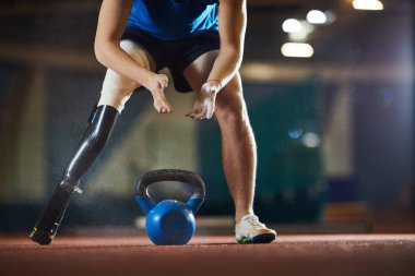 Alarak ve egzersiz sırasında kaldırma önce ağır kettlebell üzerine eğilerek genç Paralimpik atlet