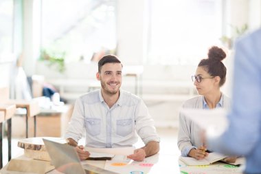 Çalışma anlarının tartışılması sırasında toplantıda iş arkadaşlarından birine bakan başarılı uzman