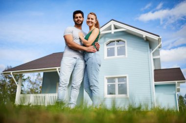 Yeni evden uzak değil kucaklamak ayakta genç Casual vahşi Çift