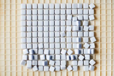 Bej taban üzerinde beyaz kiremit mozaik yukarıda görünümü, kremsi pastel arka plan, kopya alanı