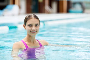Genç sarışın kadın yaz Resort spa Yüzme tadını çıkarırken bakıyorsun
