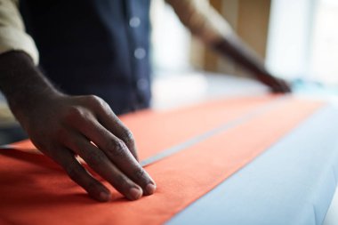 Moda stüdyosunda ölçüm çalışmaları sırasında çağdaş serbest çalışan terzi eller