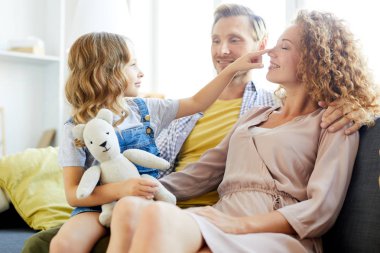 Evde dinlenirken annesi ile oynarken teddybear ile küçük kız