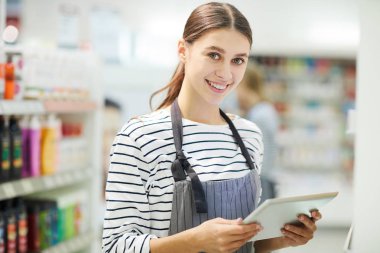 Genç asistanı olarak yeni ürünler hakkında çevrimiçi bilgi için net arama iş giysisi alışveriş