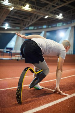 Genç Paralimpik sporcusu katılan çalışma maraton sırasında yarış pisti üzerinde başlangıç işareti bekliyoruz