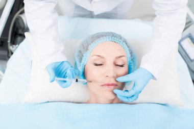 Olgun müşteri üst dudak bölgesinde gençlik enjeksiyonu yapma Kozmetik