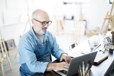 Yeni bir şey boyama önce net veri arıyor iş elbisesi Mutlu olgun adam