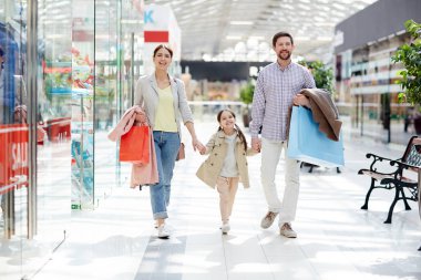 Mutlu aile alışveriş eğlence büyük modern Ticaret Merkezi'nde hafta sonu zevk.
