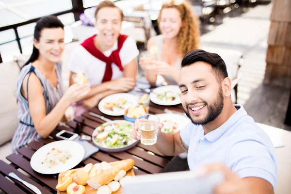 Jovem Com Sorriso Dente Fazendo Selfie Com Seus Amigos Café — Fotografia de Stock