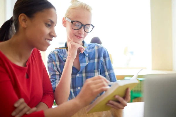 Dos Estudiantes Interculturales Leyendo Discutiendo Artículo Libro Mientras Preparan Tarea —  Fotos de Stock