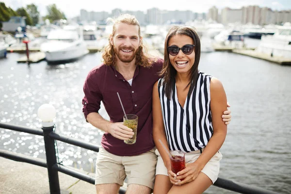 Pareja Alegre Ropa Casual Pasar Tiempo Junto Agua Tomar Bebidas —  Fotos de Stock