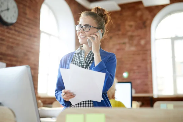 Ung Säker Chef Med Papper Talar Smartphone Till Kunder Arbetsdagen — Stockfoto