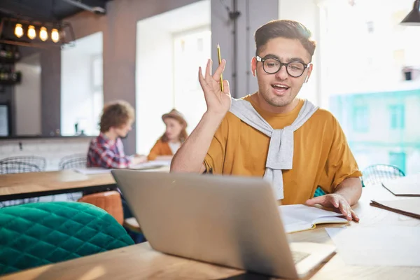 Estudante Contemporâneo Com Livro Sentado Café Conversando Através Vídeo Chat — Fotografia de Stock