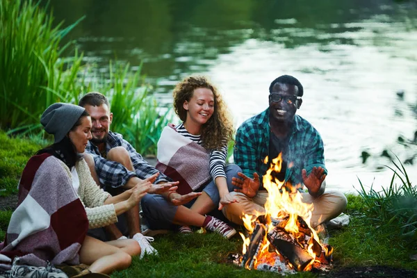 Two Young Couples Backpackers Sitting Close Campfire Relaxing Enjoying Evening — Stock Photo, Image