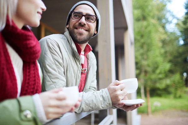 Bello Uomo Caucasico Barbuto Guardando Sua Ragazza Sorridendo Felicemente Mentre — Foto Stock