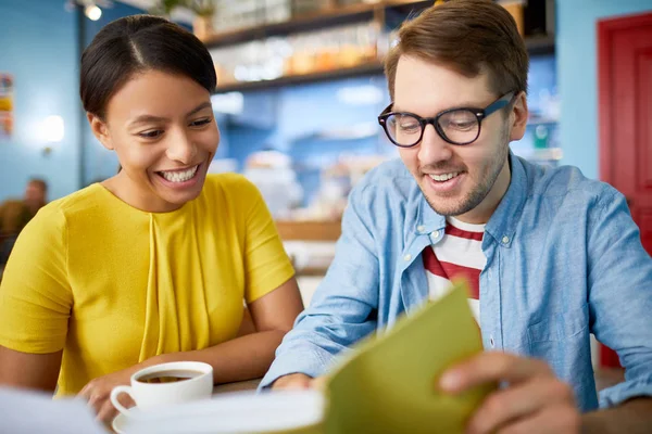 Jovens Colegas Felizes Lendo Livro Intervalo Enquanto Passam Tempo Café — Fotografia de Stock