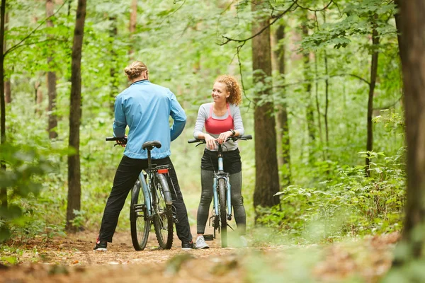 Young Female Cyclist Activewear Talking Her Boyfriend Chill Forest Summer — Stock Photo, Image