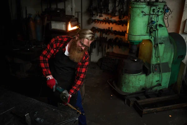 Allvarlig Koncentrerad Brutal Skäggiga Worker Förkläde Skärande Metall Med Slipmaskin — Stockfoto