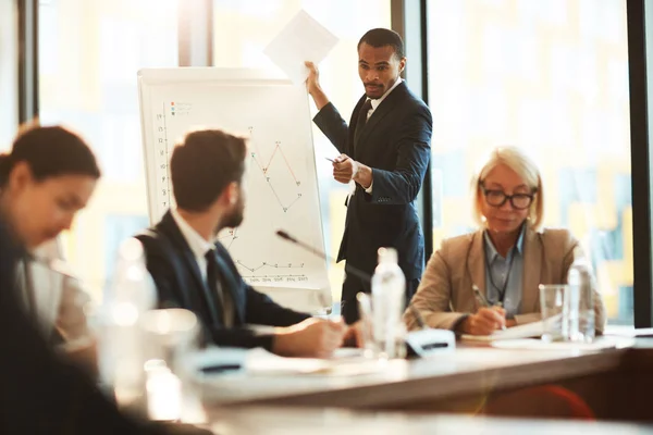 Selbstbewusster Afrikanisch Amerikanischer Trainer Oder Reporter Der Whiteboard Steht Und — Stockfoto