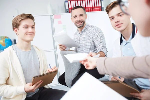 Happy Guys Med Anteckningsblock Tittar Deras Groupmate Passerar Över Hennes — Stockfoto