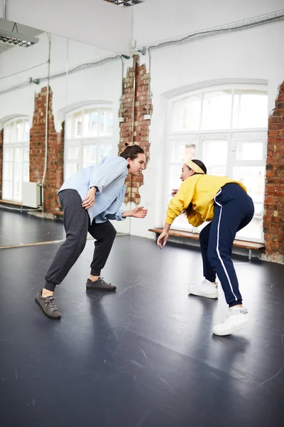 Breakdance Trainer Och Hennes Elev Utbildning Tillsammans Framför Varandra Studion — Stockfoto