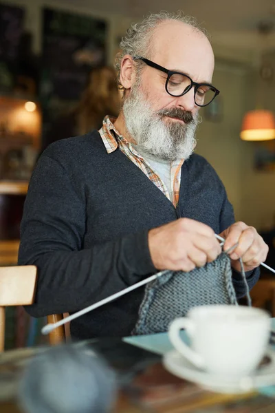 带着胡子的成熟男人专注于用一杯茶编织温暖的冬天 — 图库照片