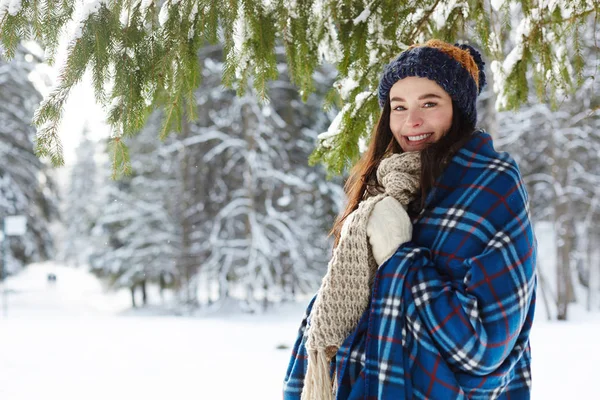 Vita Ritratto Sorridente Giovane Donna Posa Nella Foresta Invernale Piedi — Foto Stock