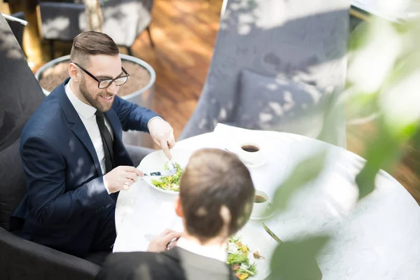 Empresário Seu Colega Conversando Almoço Restaurante Moderno Intervalo — Fotografia de Stock