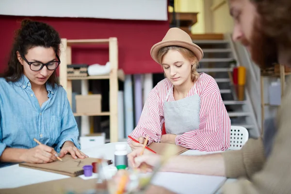 Twee Meisjes Hun Groupmate Zittend Tafel Schetsen Blocnotes — Stockfoto