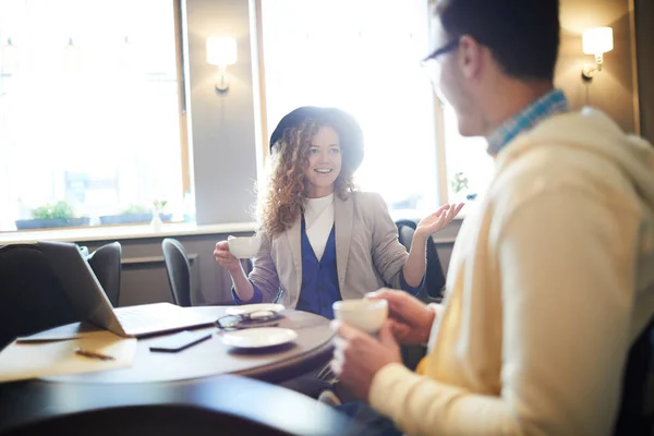 Jóvenes Colegas Teniendo Conversación Trabajo Por Taza Reunión Café — Foto de Stock