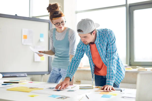 Inhoud Jonge Studenten Casual Kleding Staande Tafel Met Foto Sticky — Stockfoto