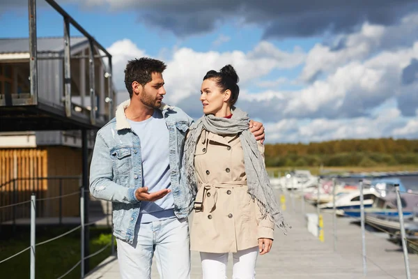 Contenuto Bel Giovane Uomo Giacca Camminare Con Donna Amata Abbracciarla — Foto Stock