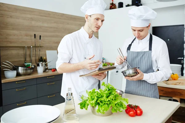 Chef Joven Guapo Confiado Serio Que Explica Cómo Cocinar Salsa — Foto de Stock