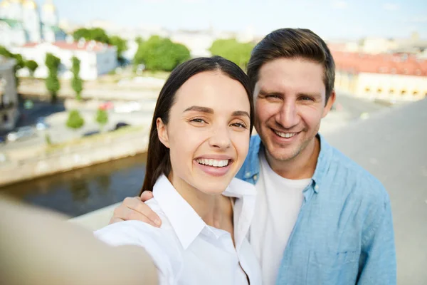 Feliz Alegre Joven Pareja Camisas Casuales Abrazándose Mirando Cámara Mientras —  Fotos de Stock