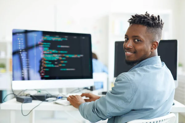 Chico Feliz Mirándote Mientras Estás Sentado Lugar Trabajo Trabajando Con — Foto de Stock