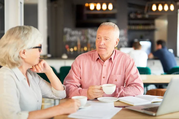 Due Economisti Anziani Che Prendono Pausa Nel Caffè Discutono Alcuni — Foto Stock