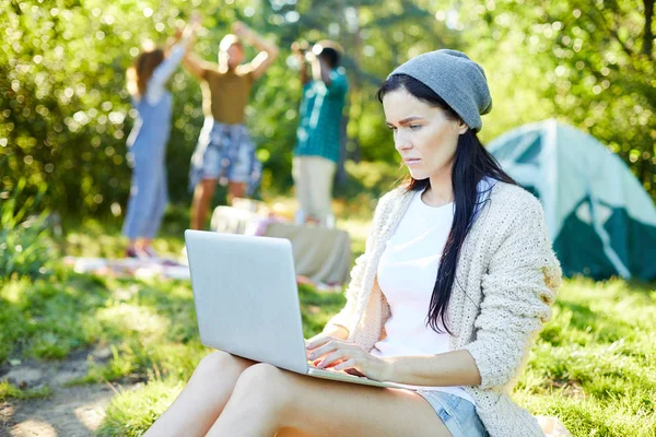 Giovane Donna Networking Viaggio Zaino Con Suoi Amici Che Ballano — Foto Stock