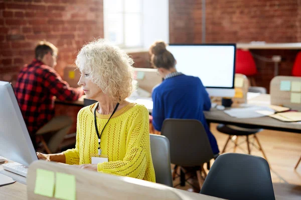 Äldre Professionell Casual Pullover Tittar Datorskärmen Medan Sitter Vid Bordet — Stockfoto