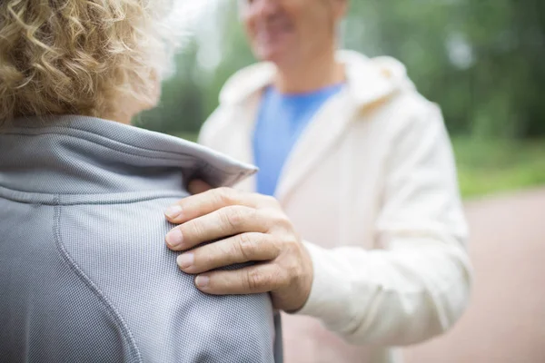 Hand Van Senior Man Schouder Van Zijn Vrouw Terwijl Troost — Stockfoto